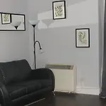 Centre Apts *