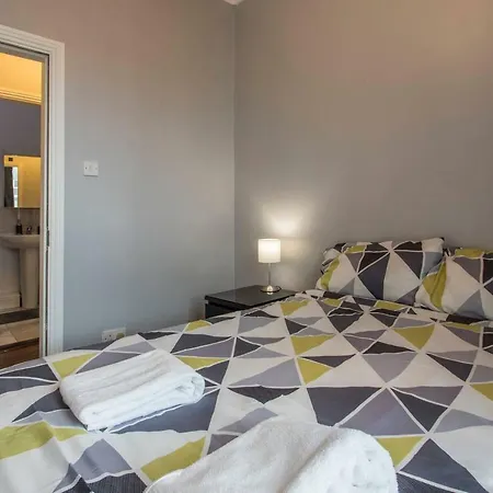 Centre Apts *