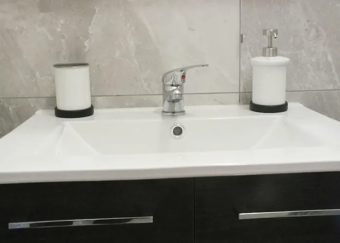 Centre Apts דירה *